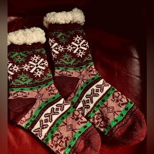 Cozy knit Nordic Socks w/Snowflake Pattern fleece lined w/ non-skid dots on foot